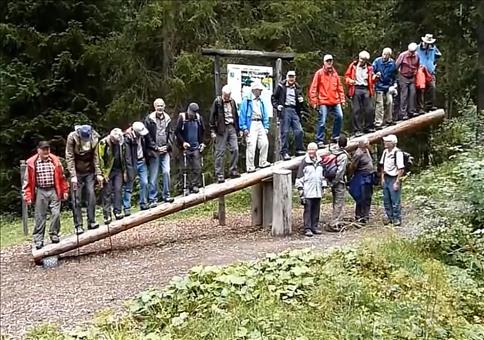 Eine Wandertruppe auf der Wippe