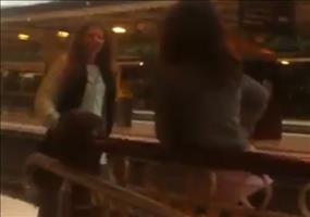 Betrunkener Fight auf dem Bahnsteig