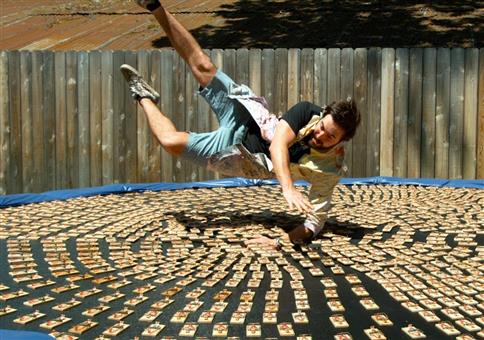 Auf ein Trampolin mit 1000 Mausefallen springen