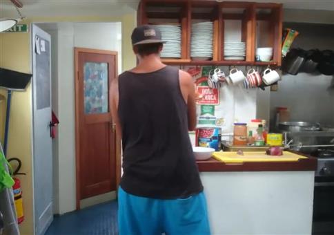 Kochen auf hoher See bei starkem Seegang