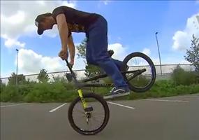 Mit dem BMX auf dem Vorderrad - Weltrekord?!