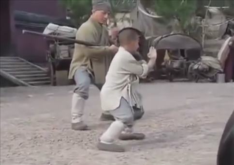 Mini Mönch bringt Jackie Chan das Kämpfen bei