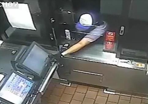 Dieb will Kasse klauen und scheitert an deren Größe