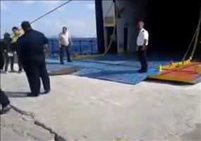 Autofähre bei starkem Seegang beladen 