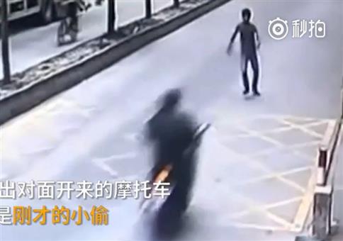 Da wird dem Kung Fu Trucker sein Handy geklaut