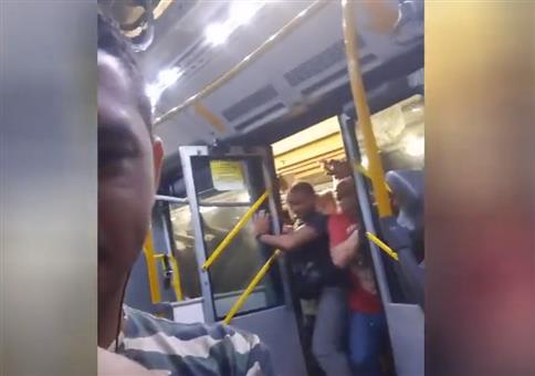 Pendler stürmen U-Bahn (The Walking Dead Edition)