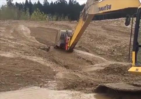 Bambi wird vom Bagger gerettet