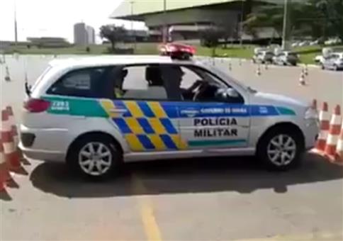 Aus einer extrem engen Parklücke ausparken