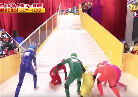 Japanische Spielshow: Die rutschige Treppe