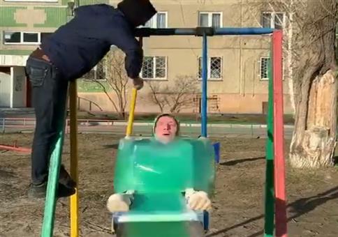 Kosmonauten Ausbildung auf der Schaukel