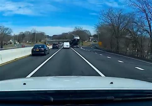 Autotransporter doch etwas zu hoch für die Brücke