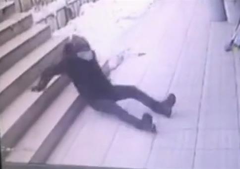 Er hat die neueste Taschenwärmer App auf seinem Smartphone