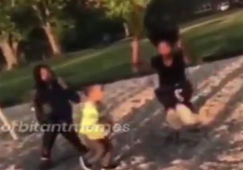 Das war knapp: Er liebt das Risko an der Schaukel