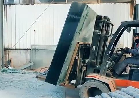 Gabelstabler transpiert große Glasscheiben