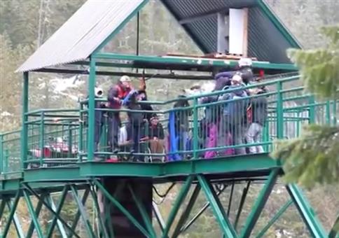 Gefährlicher Sprung von der Brücke