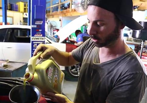 Automotor mit exakt der richtigen Menge an Öl befüllen