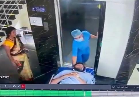 Das Krankenbett mal anders in den Fahrstuhl verfrachten