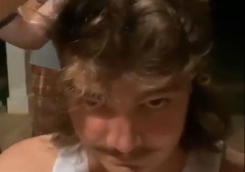 Er will seinen Vater mit nem Vokuhila schocken