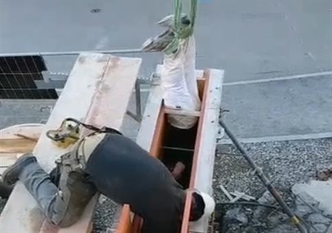 Neulich auf der Baustelle: Kopfüber am Hämmern