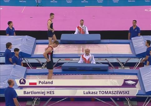 Aufmerksame Hilfestellung beim Trampolinspringen