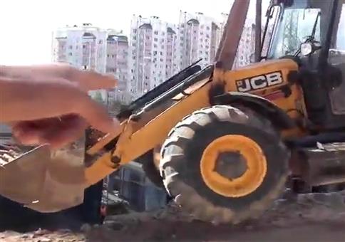 Einmal mit Profis: Radlader in die Baugrube heben