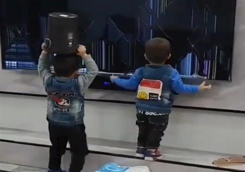 Wenn die lieben Kleinen mit dem Fernseher spielen