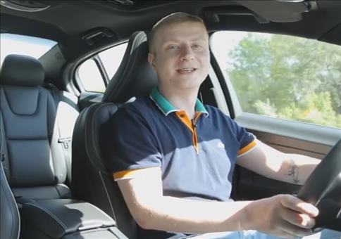 Er zeigt euch mal einen genialen Trick mit seinem Auto