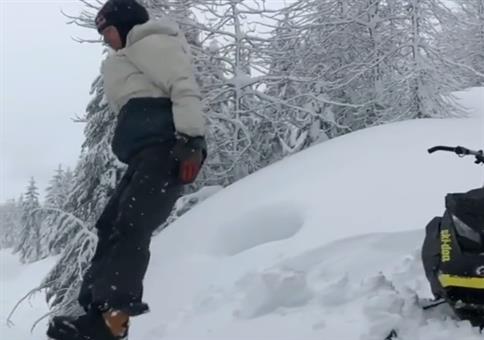 Vom Schneemobil in den Schnee springen