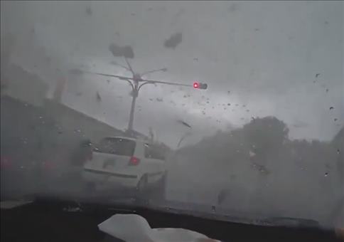 Mini Tornado erfasst Auto