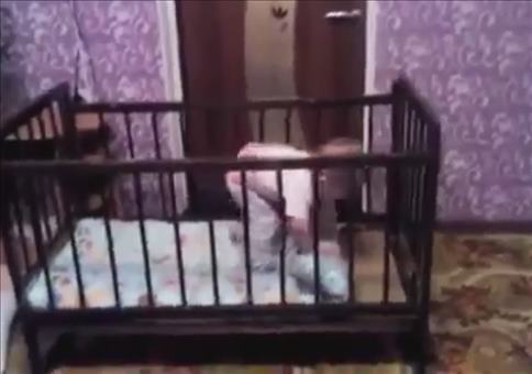 Pfiffiger Ausbruach aus dem Kinderbett