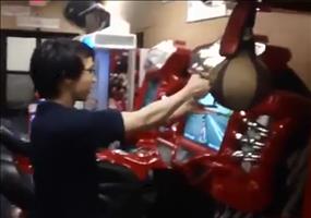 Wenn echte Kerle gegen den Boxautomat antreten