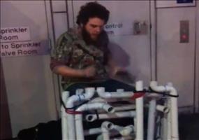 Straßenmusiker mit Röhren