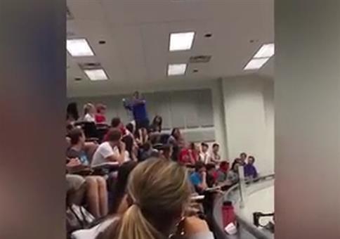 Wenn er den Papierkorb trifft, bekommt die ganze Klasse eine 1