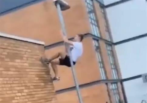 Den Ball vom Dach holen