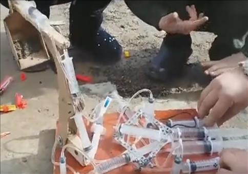 Ein Spielzeugbagger mit Spritzenpneumatik