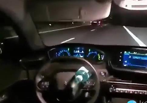 Der passende Song zum Autopilot im Auto