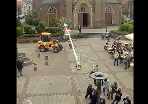 Einmal mit Profis: Maibaum aufstellen