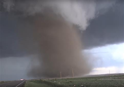 Hautnah am Tornado dran