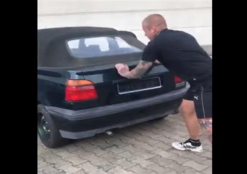 Böller im Kofferraum zünden