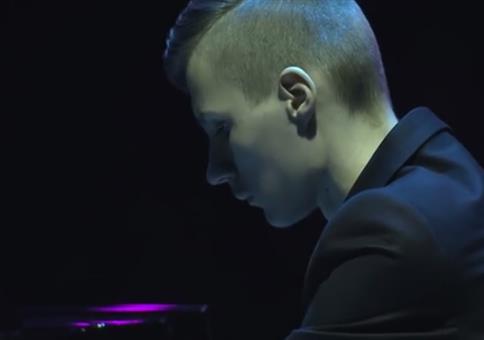 Er spielt ohne Finger Klavier