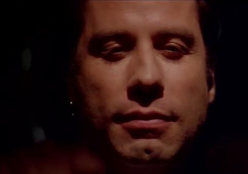 John Travolta gemütlich mit dem Auto unterwegs