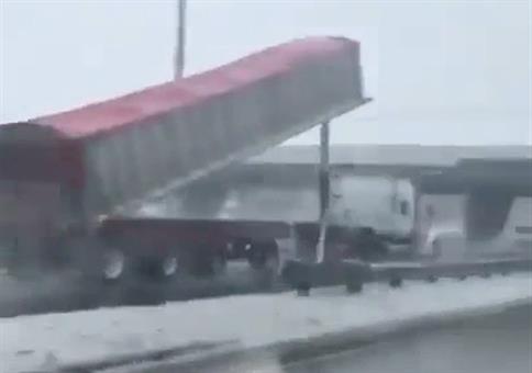 LKW sprengt Ladefläche mithilfe von Brücke