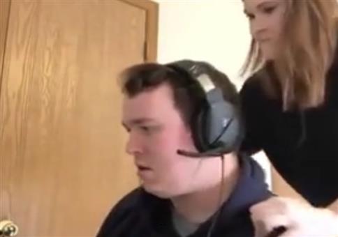 Subtiler Hinweis der Freundin eines Gamers