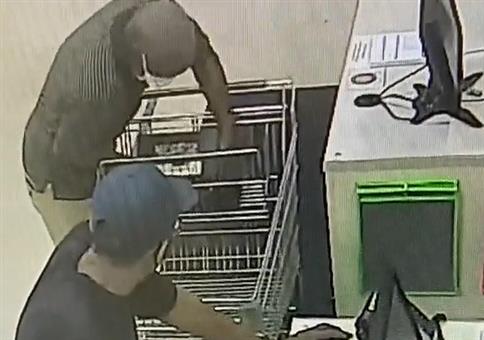 Die Autobatterie im Einkaufswagen