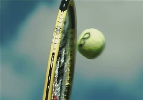Mit knapp 230 kmh: Tennischläger VS Ball in Slowmotion