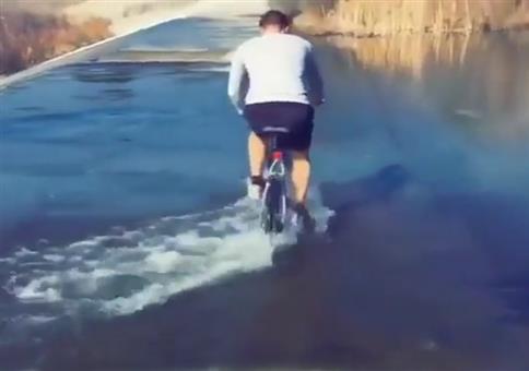 Mit dem Fahrrad durch den Fluss - Immer eine gute Idee
