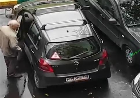 Opa und Oma parken zusammen aus