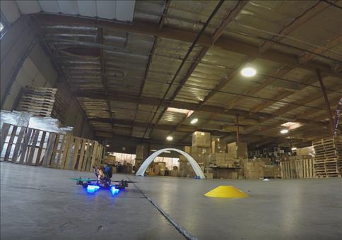 Drohnenrennen in der Lagerhalle