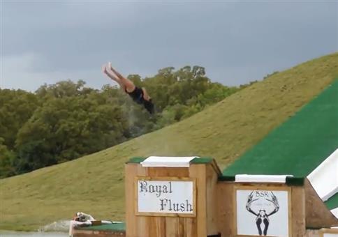 Hoch hinaus auf der Wasserrutsche