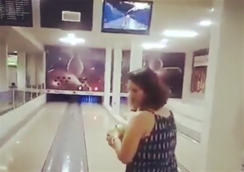 Frau beim Bowling zeigt ihren Spezialwurf
